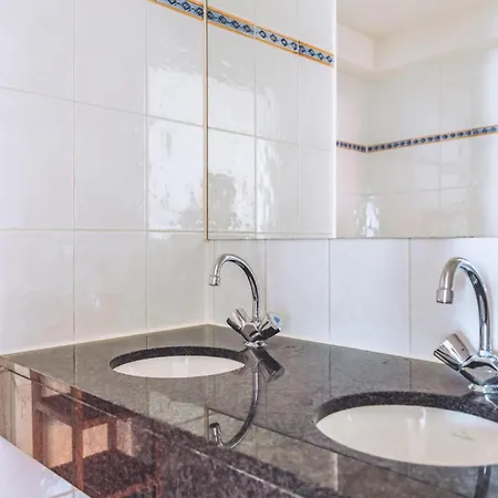 Hébergement de vacances Beautiful In With House Sea View *